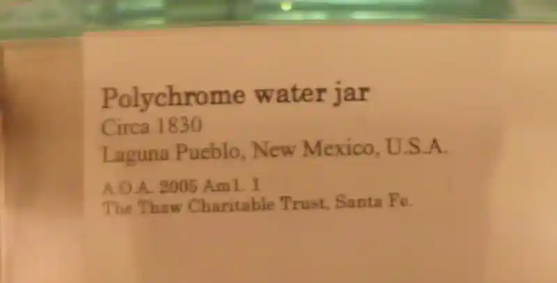 A four-point flower-like design on a vase